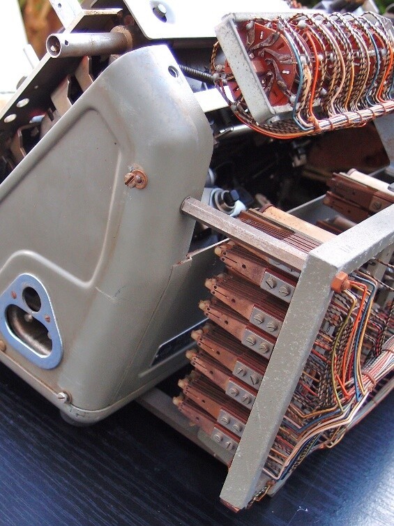 Badenia TAV 13 Duplex: Drehschalter (oben) und Platine mit Relais; Foto: M. Reese, © Arithmeum